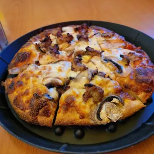 Sausage and mushroom lunch pizza special