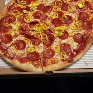 16 inch pie with pepperoni and banana peppers