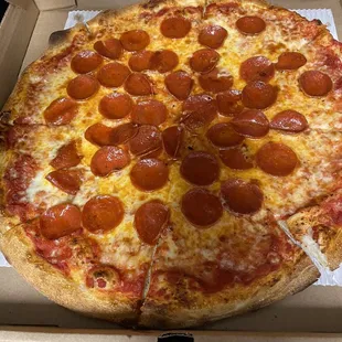 16" pizza with pepperoni