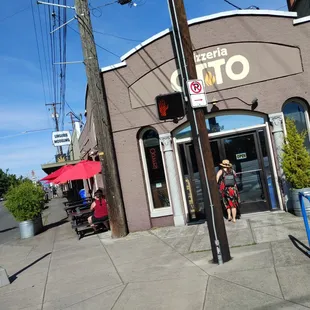 the entrance to pizzeriatto