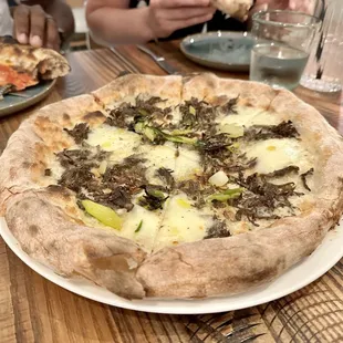 Kennett Square Maitake (Maitake mushrooms, mozzarella, fontina, scallion oil)