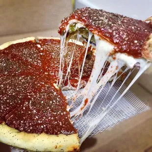 Stuffed cheese pizza