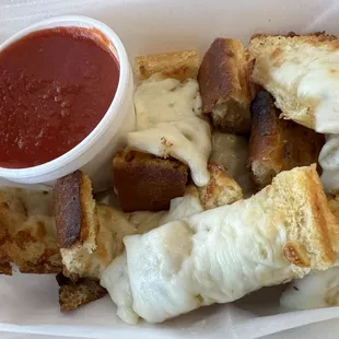 Cheesy garlic bread with sauce