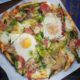Farm egg pizza