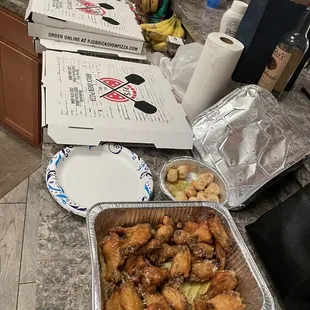 Garlic parm wings, pizza, garlic knots