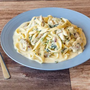 Chicken Alfredo (Homemade Chicken Thigh, Homemade Alfredo Sauce, Garlic)