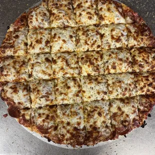 a pan of cheese pizza