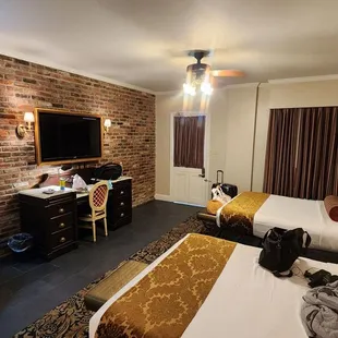 Courtyard room dual queens