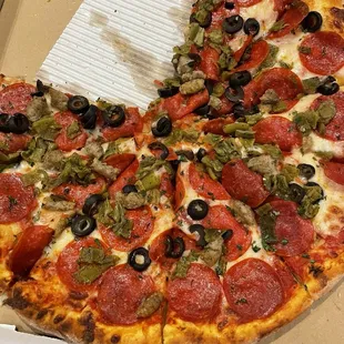 Pepperoni, sausage, olives and green chile. Tasty!