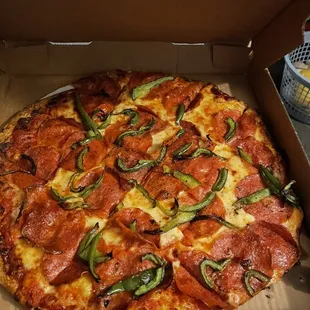Large pepperoni and green pepper pizza