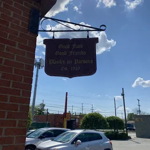 a sign for plank's pizzeria