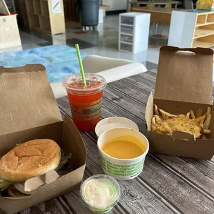 Yummy chkn sandwich with cheeze, garlic aioli, fresh strawberry lemonade, chili cheeze fries and extra cheeze.