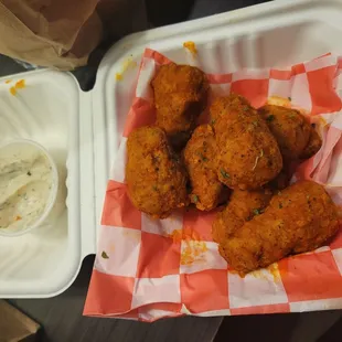 food, chicken wings and fried chicken