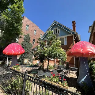 Exterior. Architect Frank Edbrooke Queen Anne from 1888! Also built and lived in 931