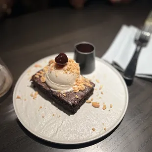 Brownie w/coconut ice cream