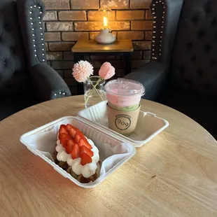 Matcha latte with fresh strawberry foam!
With a strawberry croffle.