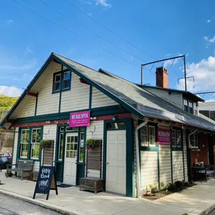 the front of a small building