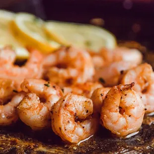 shrimp and lemon slices