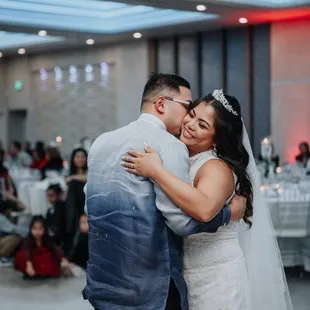 We had a blue theme, the ceiling lights can illuminate your favorite color. It didn't cost extra to use this feature.