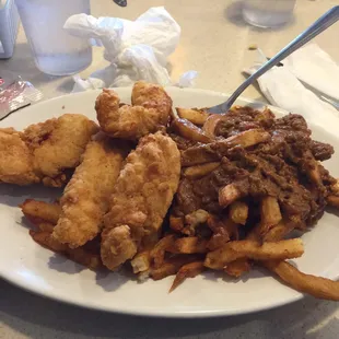 Chicken strip dinner w/ plato chili fries