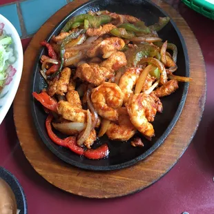 Delicious shrimp &amp; chicken fajitas !!