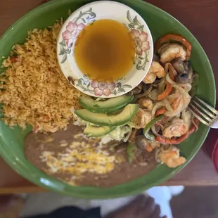 Shrimp with mushrooms and avocado.