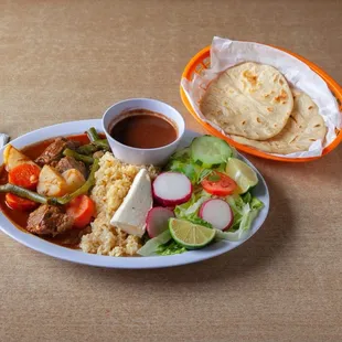 21. Carne Guisada con Arroz Frijoles Ensalada