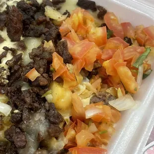 La carne que sirvieron en la "Asada fries" Pinche carne fea vieja I seca. Tomate viejo.