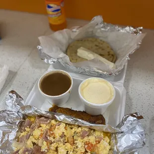 Desayuno de jamon con huevo y cola champagne