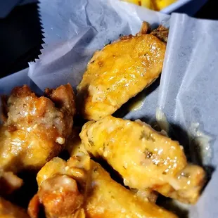 chicken wings and macaroni and cheese