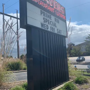 the sign for the restaurant