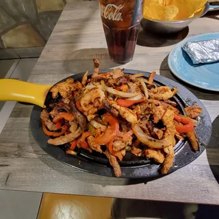 Fajitas nachos chicken & shrimp
