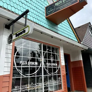 Front entrance off Hawthorne