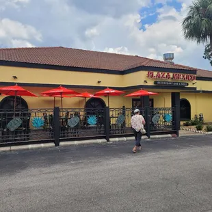 Storefront and moniker of Plaza Mexico.