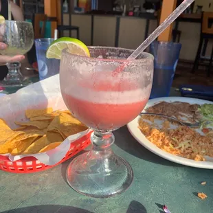 a margarita and chips