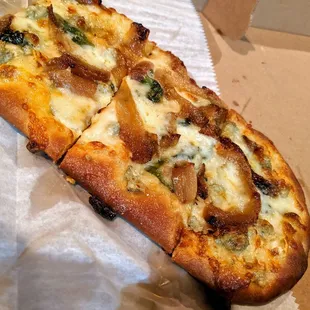 Gorgonzola and caramelized onions flatbread