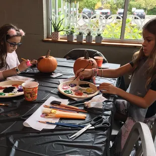 kids pumpkin painting contest