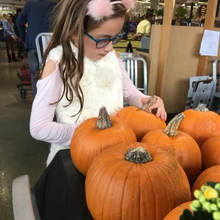 kids pumpkin painting contest