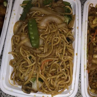 Vegetable lo mein