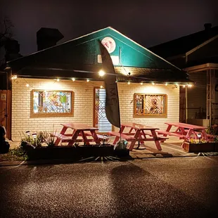 the outside of a restaurant at night