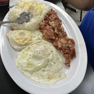 Bo's corn beef hash two eggs grits