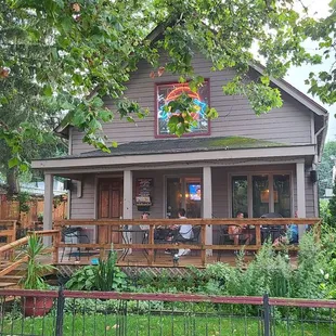 Exterior view of Plump&apos;s Last Shot