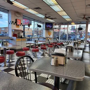 the inside of a fast food restaurant