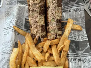 Maraschinos Pub