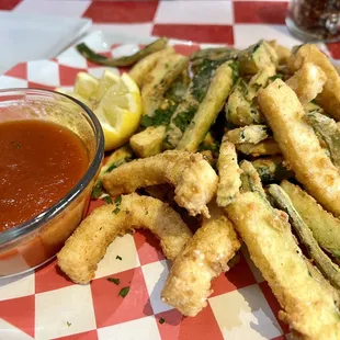 Calamari e zucchini fritti. Fresh, hot, delicious.