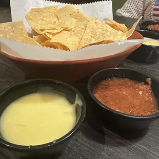 Chips w/Queso &amp; Salsa