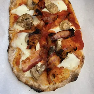 Bacon mushroom pizza