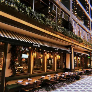 the outside of a restaurant