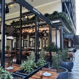 the outside of a restaurant