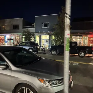 The area: cute and quaint neighborhood